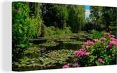 Canvas Schilderij Zomerdag met waterlelies in het water in Monet's tuin in Frankrijk - 80x40 cm - Wanddecoratie