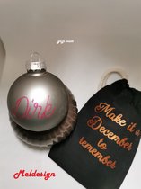Kerst Kerstbal met naam met gratis opbergtasje grijs matt glitter roze letters