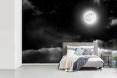 Behang - Fotobehang Volle maan verlicht de hemel - zwart wit - Breedte 330 cm x hoogte 220 cm