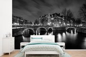 Behang - Fotobehang Keizersgracht Amsterdam bij nacht - zwart wit - Breedte 420 cm x hoogte 280 cm