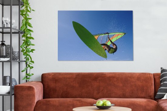 Un véliplanchiste accroche dans les airs toile 140x90 cm - Tirage photo sur toile (Décoration murale salon / chambre)