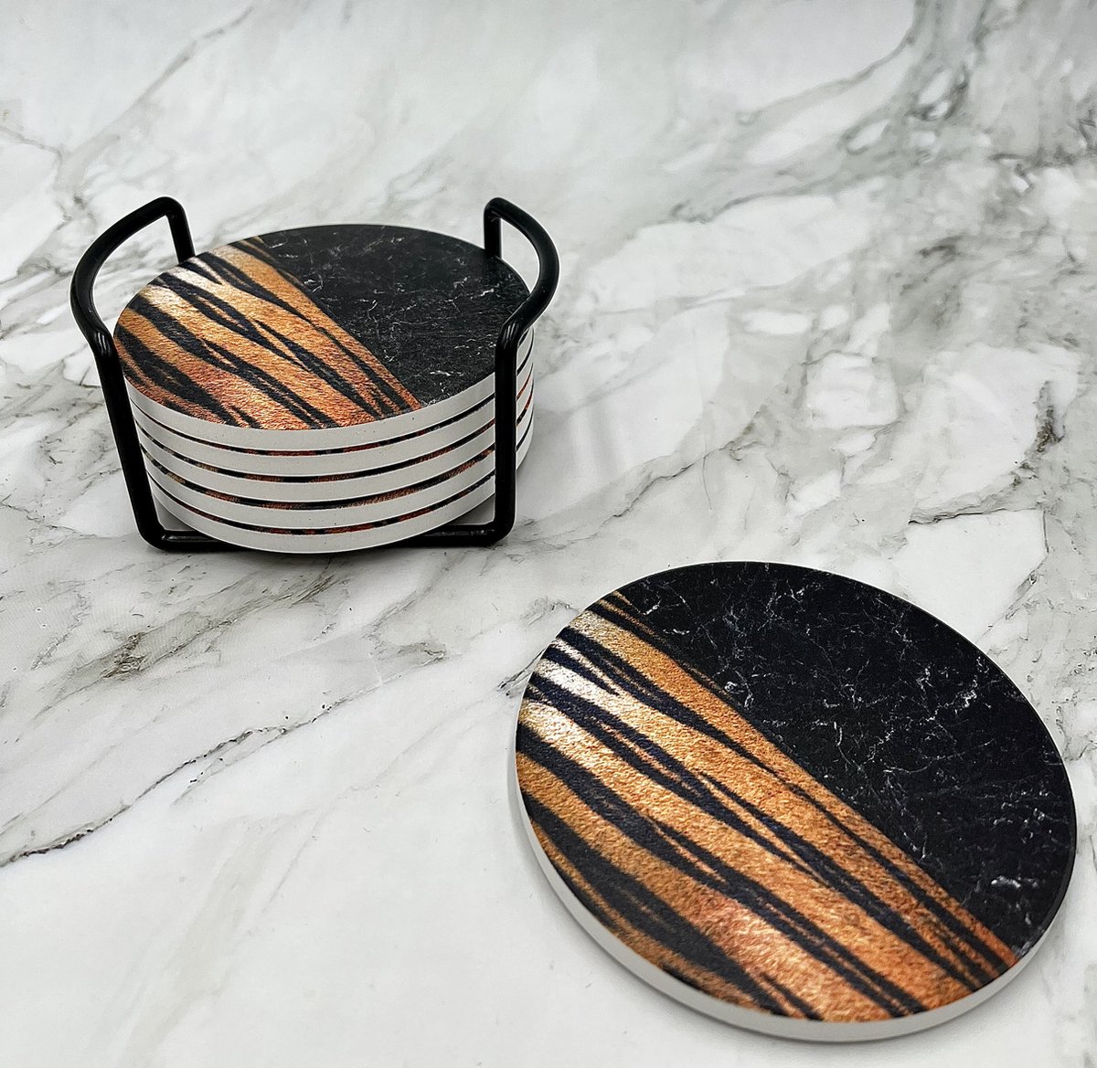 Maison Extravagante - Luxe onderzetters 'Stone Tiger' marmer look voor glazen en mokken - Set van 6 - Inclusief zwarte metalen houder - Keramische onderzetters - Anti-slip - Rond — cadeau in Wonen & Interieur - foto 5