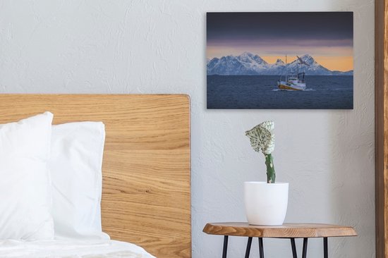 Un bateau de pêche avec des montagnes en arrière-plan Toile 30x20 cm - petit - Tirage photo sur toile (Décoration murale salon / chambre)