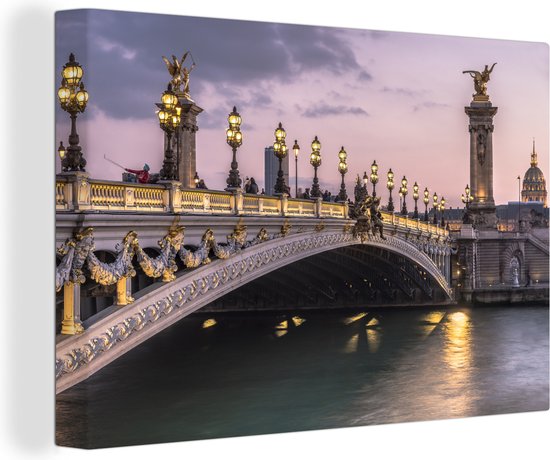 Canvas Schilderij Een verlichte brug in het Franse Parijs - 30x20 cm - Wanddecoratie