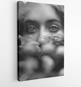Onlinecanvas - Schilderij - Monochrome De Ogen Het Meisje Art Verticaal Vertical - Multicolor - 115 X 75 Cm