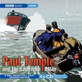 Een boot met vier personen vaart op het water, achtervolgd door een rode motorboot. "Paul Temple and the Lawrence Affair" BBC Audio Crime.