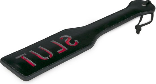 Zwarte paddle met rode tekst "SLUT" en een gebogen handvat met een lus.