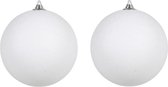 2x Witte grote glitter kerstballen 18 cm - hangdecoratie / boomversiering glitter kerstballen