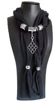 Siersjaal dames bestaande uit een zwarte sjaal 180 cm versierd met ringen en hanger sieraad raster.