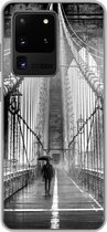 Geschikt voor Samsung Galaxy S20 Ultra hoesje - Brooklyn brug tijdens de regen in zwart-wit - Siliconen Telefoonhoesje
