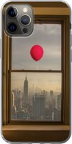 Geschikt voor iPhone 13 Pro hoesje - Rode ballon vliegt langs raam in New York - Siliconen Telefoonhoesje