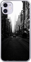 Geschikt voor iPhone 11 hoesje - Auto rijdt door een rustige straat in New York in zwart-wit - Siliconen Telefoonhoesje