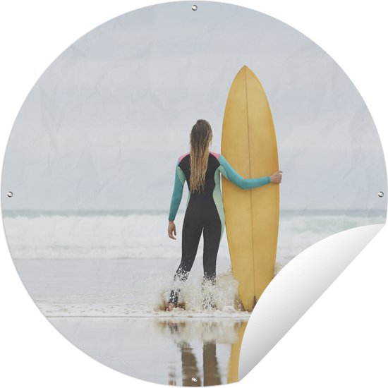 Tuincirkel Vrouwelijke surfer staat naast surfplank - Tuinposter