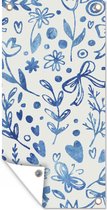 Wanddecoratie buiten Een bloemdessin in blauwe kleuren - 80x160 cm - Tuindoek - Buitenposter