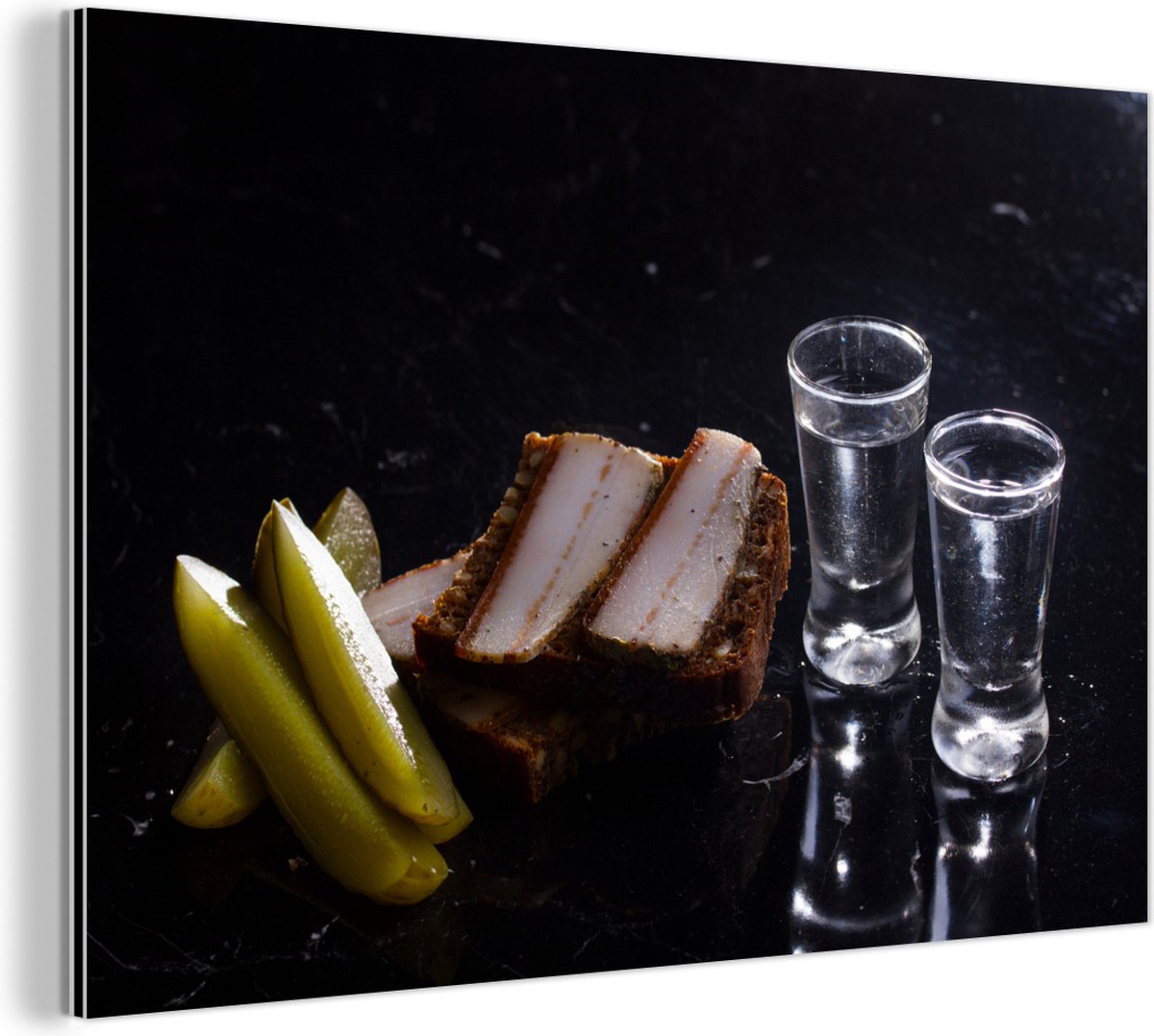Wanddecoratie Metaal - Aluminium Schilderij - Twee glaasjes Wodka op een zwarte achtergrond - 120x80 cm - MuchoWow