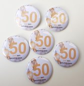 6 buttons Al 50 Jaar een Gelukkig Paar Balloons - 50 - jubileum - huwelijk - button - zilveren bruiloft