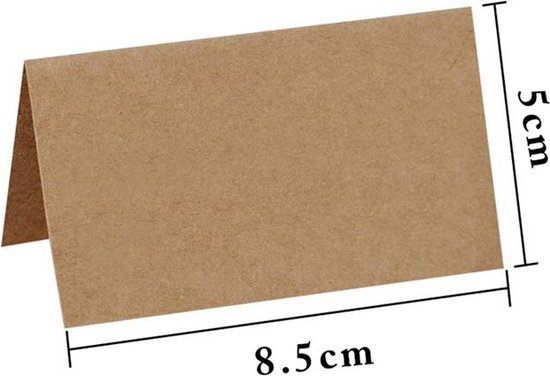 Een bruin naamkaartje van 8.5cm x 5cm, met vouwlijnen.