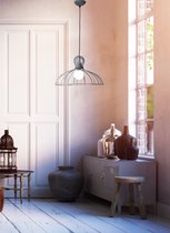 De Cestina hanglamp in beige zorgt voor een industriële uitstraling, ideaal voor in je eetruimte. De hanglamp wordt zonder lichtbron geleverd en heeft een E27 fitting.
