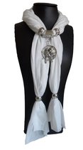 Siersjaal dames bestaande uit een witte sjaal 180 cm versierd met ringen en hanger sieraad vogels.