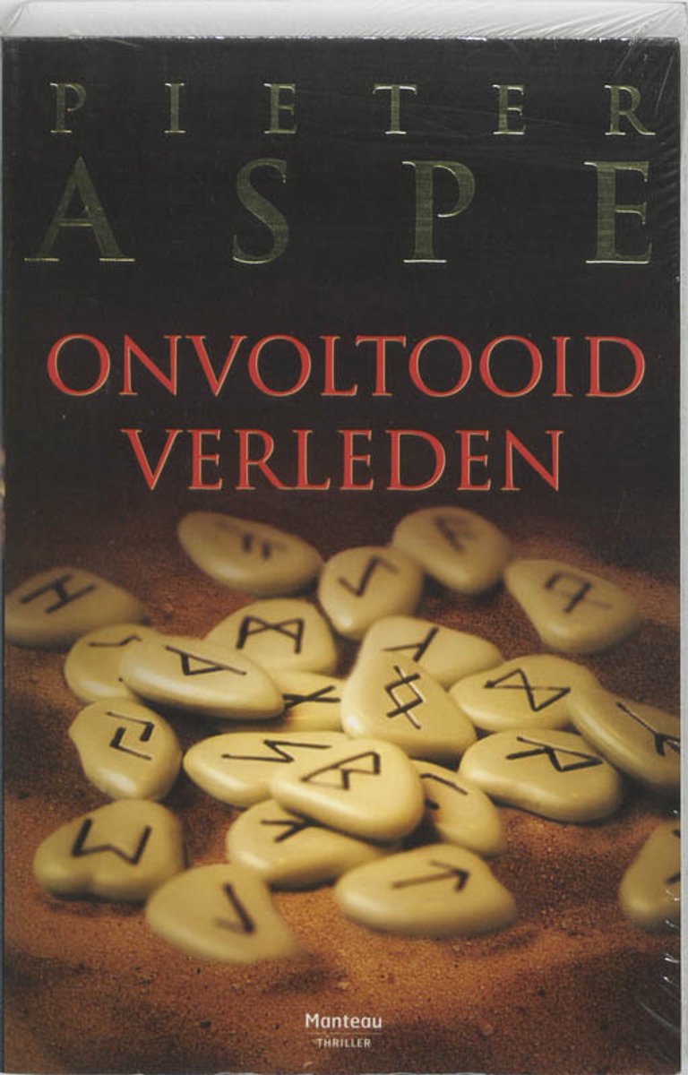 Boek 'Onvoltooid verleden' met runenstenen op zand.