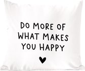 Sierkussens - Kussentjes Woonkamer - 60x60 cm - Engelse quote "Do more of what makes you happy" met een hartje tegen een witte achtergrond
