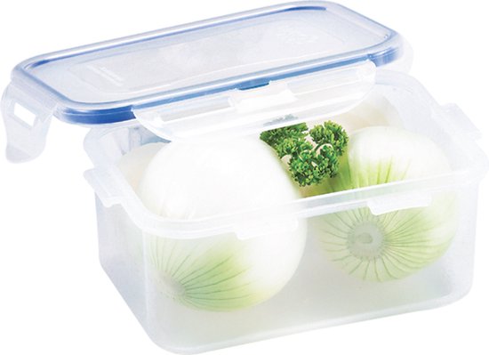 Boîte de conservation transparente avec couvercle bleu, remplie de deux oignons et de persil.