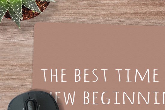 Muismat 18x27 cm - Mousepad Engelse quote "The best time for new beginnings is now" met een hartje op een bruinen achtergrond - Muismatten