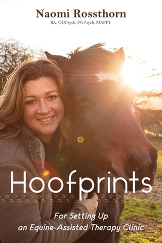 Femme aux cheveux bruns étreignant un cheval sombre au coucher du soleil, titre 'Hoofprints' pour une clinique équine.