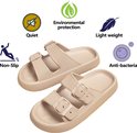 Paar lichtbruine, lichte, antibacteriële EVA slippers met gespen en antislip zool.
