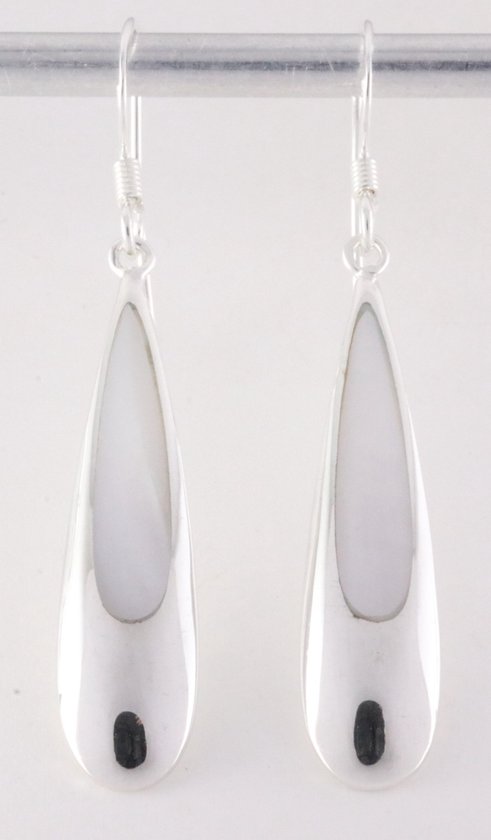 Lange druppelvormige zilveren oorbellen met parelmoer