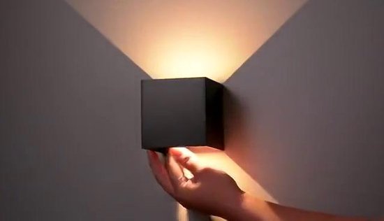 symbool feit toevoegen aan Wandlamp met bewegingssensor - kubus lamp - voor binnen en buiten - zwart  -... | bol.com
