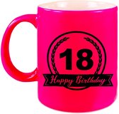 Happy Birthday 18 years cadeau mok / beker neon roze met wimpel 330 ml