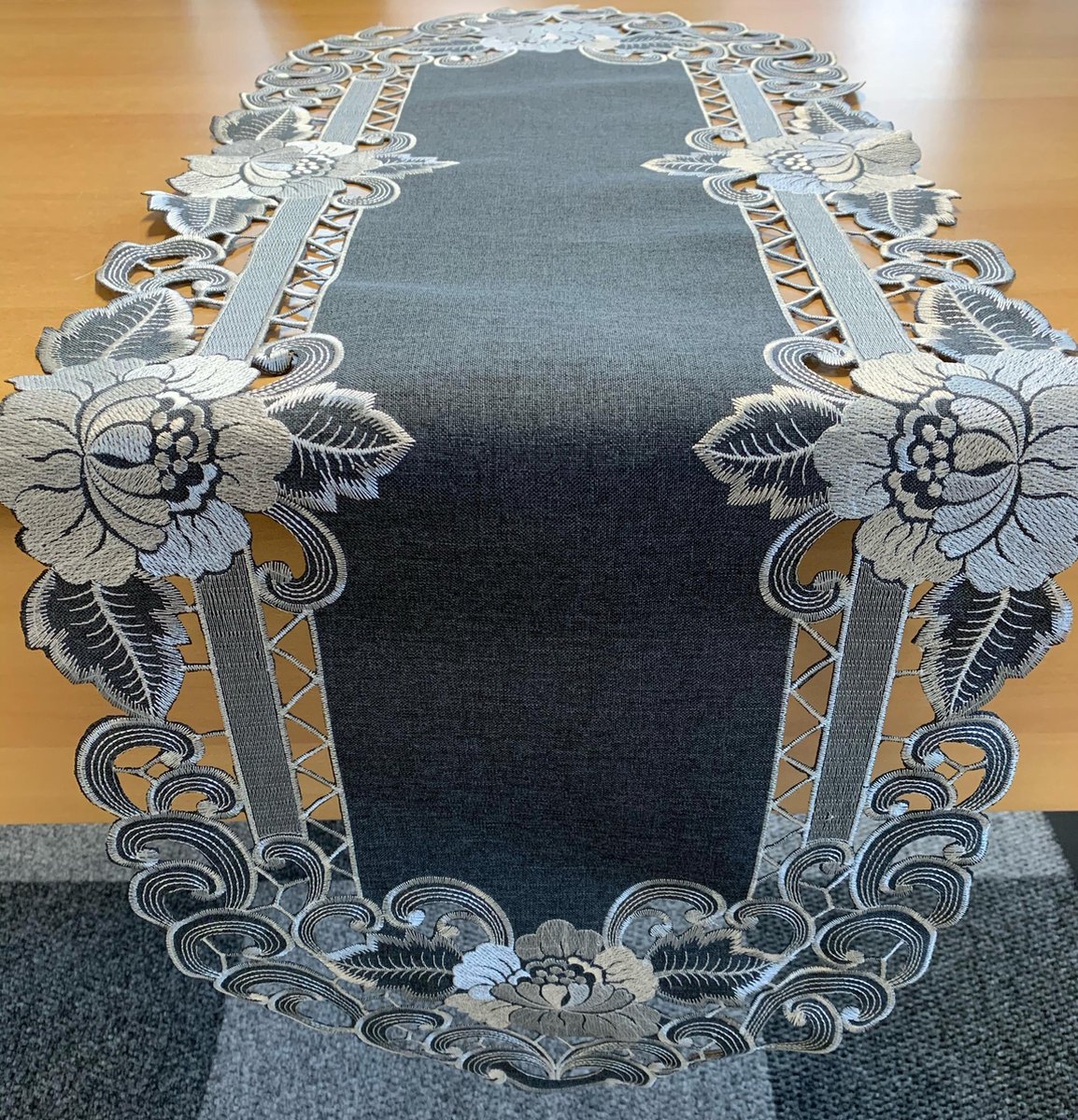 Tafelloper - Linnenlook - Donker grijs met bloem - Loper 110 cm