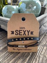 Leren armband  / Kaartje met de tekst;  100% sexy / stoer / vaderdag / moederdag / verjaardag / cadeau / Valentijnsdag / vriendschap