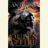 Boekomslag van 'Queen of Fire' van Anthony Ryan met een harnasdragend figuur tegen een achtergrond van vuur en rook.