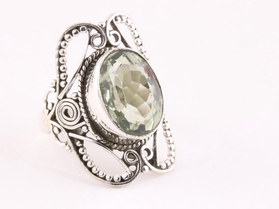 Opengewerkte zilveren ring met groene amethist