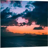 Acrylglas - Donkere Wolken en Zon boven Water  - 80x80cm Foto op Acrylglas (Met Ophangsysteem)