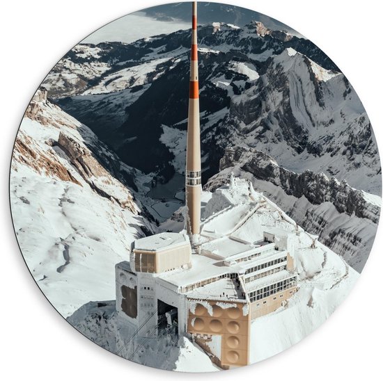 Dibond Wandcirkel - Sneeuwtoren tussen Bergen  - 80x80cm Foto op Aluminium Wandcirkel (met ophangsysteem)