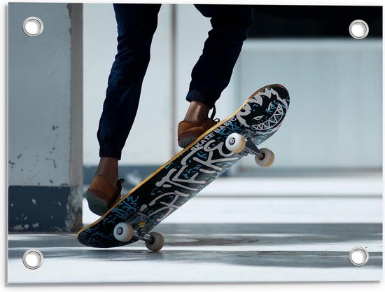 Tuinposter – Skateboarden met Gele Schoenen - 40x30cm Foto op Tuinposter  (wanddecoratie voor buiten en binnen)