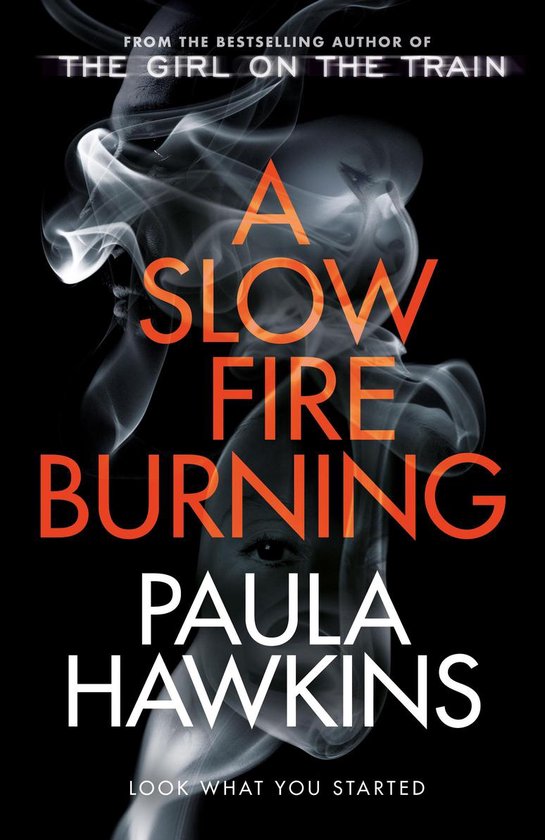 Boek kaft van 'A Slow Fire Burning' van Paula Hawkins, met een vrouwengezicht omhuld door rook en de titel in oranje letters.