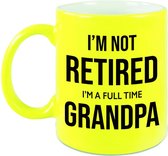 Im not retired im a full time grandpa pensioen mok / beker neon geel afscheidscadeau 330 ml