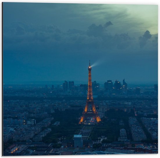 Dibond - Eiffeltoren midden in Parijs - 50x50cm Foto op Aluminium (Wanddecoratie van metaal)