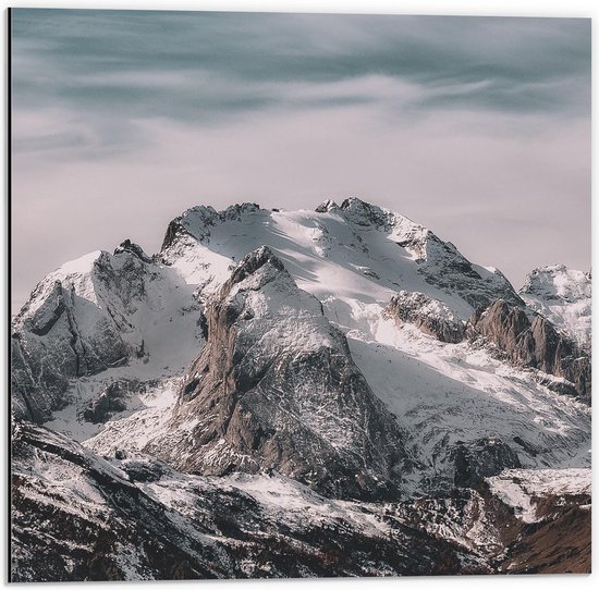 Dibond - Hoge Berg Bedekt Met Sneeuw - 50x50cm Foto op Aluminium (Wanddecoratie van metaal)