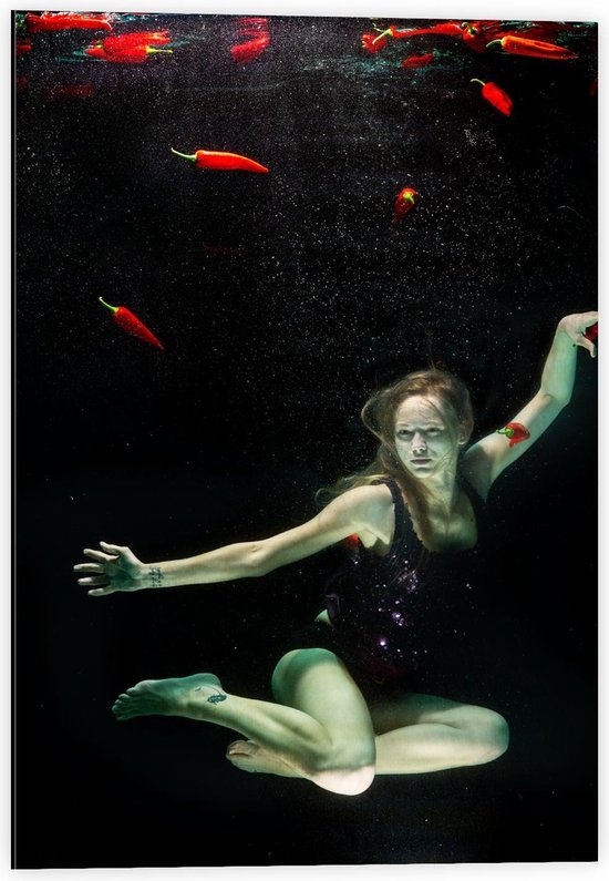 Dibond - Puntpaprika's in het Water - 40x60cm Foto op Aluminium (Wanddecoratie van metaal)