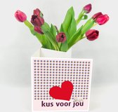 Bloomincard Tulip - Kus voor jou - bloemen en boeketten - Verse Tulpen met unieke vaas - Brievenbusbloemen - Kus voor jou met Tulpen en speciale kaart die je om kunt toveren tot va