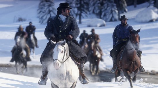 Twee mannen in winterkleding te paard in een besneeuwd landschap.