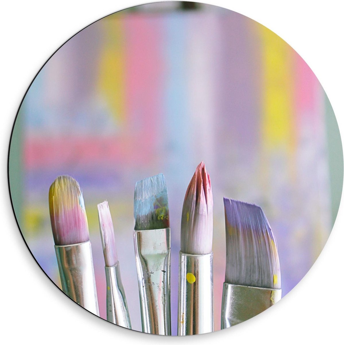 Dibond Wandcirkel - Pastelkleurige Kwasten met een Beschilderd Doek - 50x50cm Foto op Aluminium Wandcirkel (met ophangsysteem)