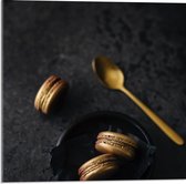 Acrylglas - Gouden Macarons en Lepel - 50x50cm Foto op Acrylglas (Wanddecoratie op Acrylglas)