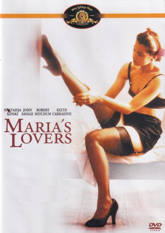 Nastassja Kinski in Maria's Lovers, met rode strik in haar bruine haar, zwarte bh en slip, kousenbanden en zwarte pumps.