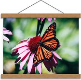Schoolplaat – Feloranje Vlinder op Rozekleurige Bloem - 40x30cm Foto op Textielposter (Wanddecoratie op Schoolplaat)